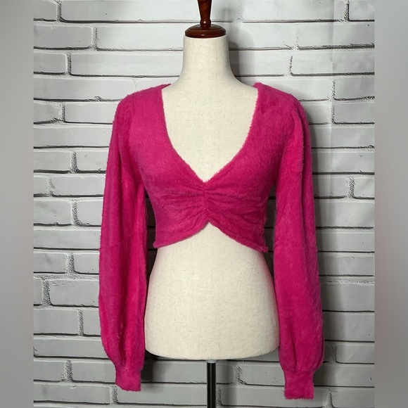 Forever 21 Tops - 3/$20 Forever 21 Fuchsia V-Neck Crop Top